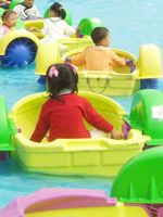 Barcas infantiles en el lago de Parque Europa junto a la Torre de Belém